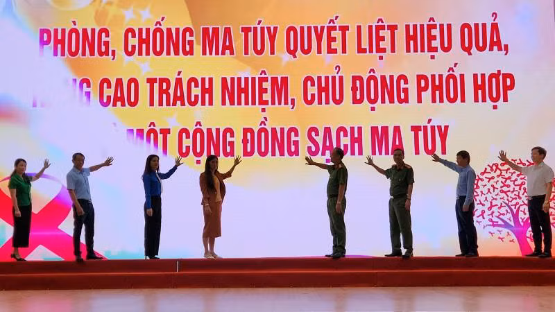 Các đại biểu dự Lễ mít-tinh thực hiện nghi lễ cam kết phòng, chống ma túy năm 2023.