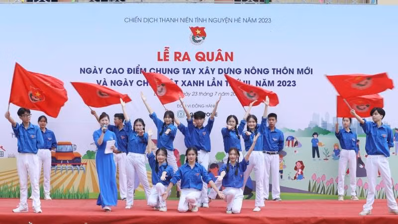Đội thanh niên xung kích huyện Chi Lăng, (Lạng Sơn), tham gia văn nghệ chào mừng lễ ra quân.