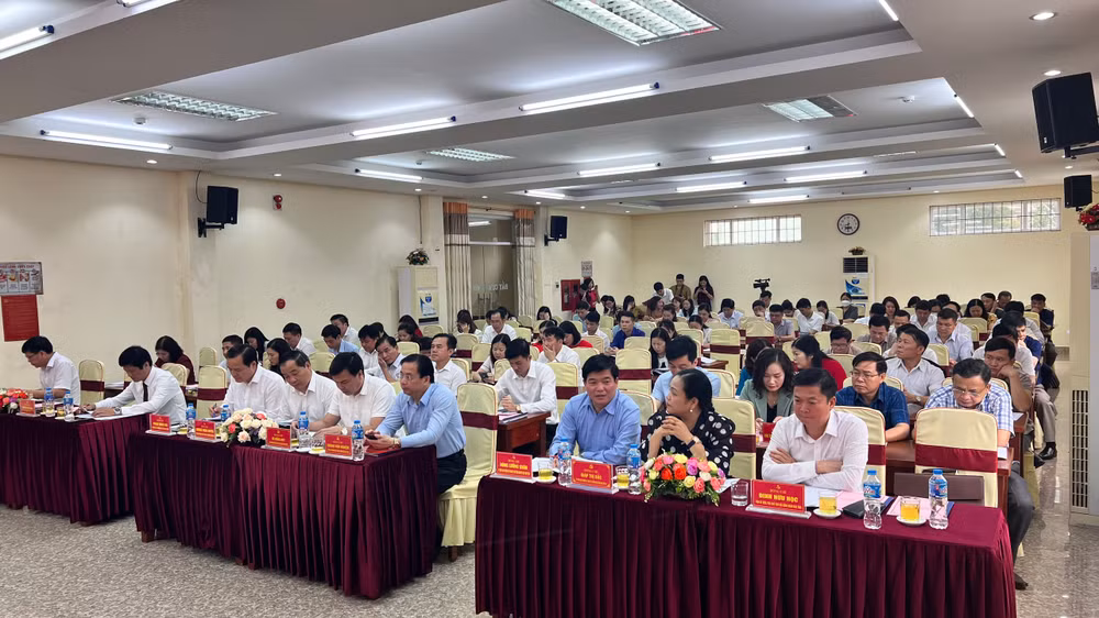 Các đại biểu dự Hội nghị tổng kết 15 năm thực hiện Chỉ thị số 24-CT/TW của Ban Bí thư Trung ương Đảng, khóa X.