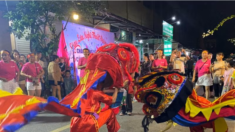 Người dân vui mừng tham gia múa sử tử trên các tuyến phố của huyện Chi Lăng.