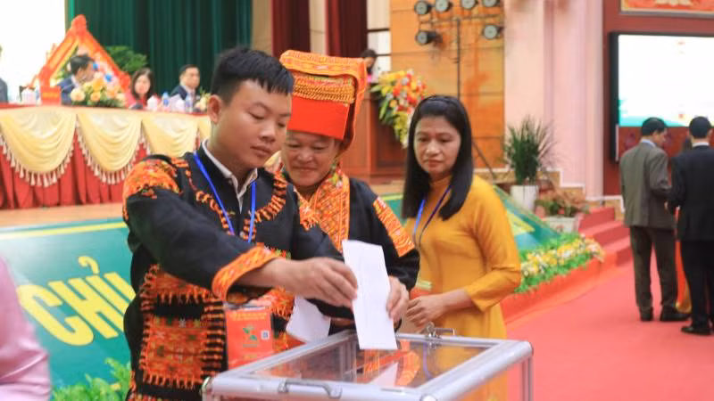 Các đại biểu bỏ phiếu bầu đại biểu đi dự Đại hội đại biểu toàn quốc Hội Nông dân Việt Nam Lần thứ VIII, nhiệm kỳ 2023-2028. Các đại biểu bỏ phiếu bầu đại biểu đi dự Đại hội đại biểu toàn quốc Hội Nông dân Việt Nam Lần thứ VIII, nhiệm kỳ 2023-2028.