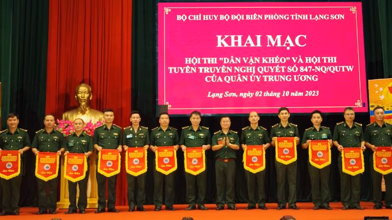 Các đội thi Hội thi "Dân vận khéo" của Bộ đội biên phòng Lạng Sơn nhận cờ lưu niệm của Ban tổ chức.