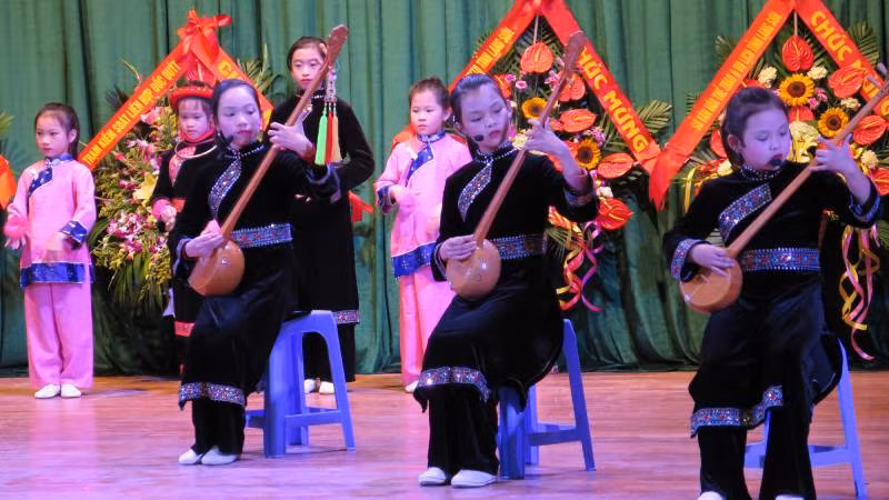 Cây đàn tính được các em học sinh Trường trung học cơ sở xã Thụy Hùng, huyện Cao Lộc, tỉnh Lạng Sơn biểu diễn trong các ngày hội của thôn bản. Cây đàn tính được các em học sinh Trường trung học cơ sở xã Thụy Hùng, huyện Cao Lộc, tỉnh Lạng Sơn biểu diễn trong các ngày hội của thôn bản.