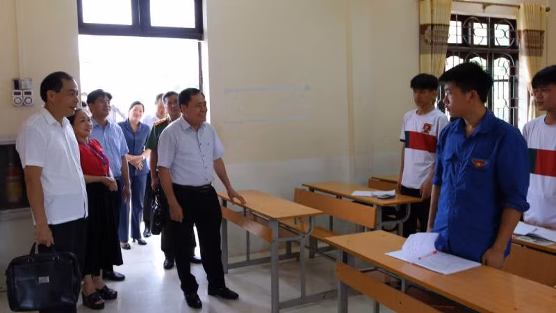 Lãnh đạo Ủy ban nhân dân tỉnh Lạng Sơn kiểm tra cơ sở vật chất trường học tại Trường trung học phổ thông huyện Đình Lập.