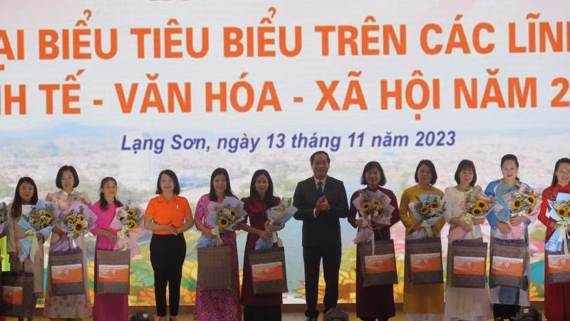 Lãnh đạo Ủy ban nhân dân tỉnh Lạng Sơn tặng hoa và quà cho phụ nữ tiêu biểu trong các lĩnh vực kinh tế, xã hội... 