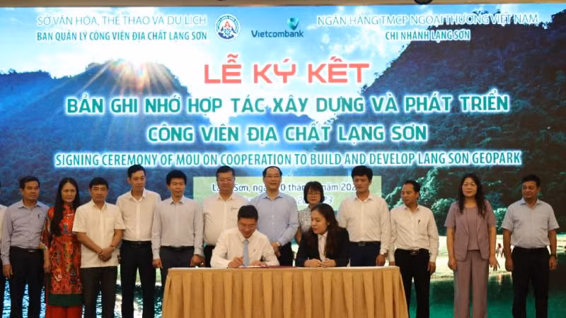 Lãnh đạo các Sở, ban ngành tỉnh Lạng Sơn tham dự lễ ký kết Bản ghi nhớ Hợp tác, xây dựng và phát triển công viên địa chất Lạng Sơn.
