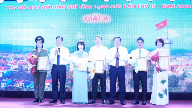 Đại diện lãnh đạo Tỉnh ủy, Ủy ban nhân dân tỉnh Lạng Sơn trao giải cho các tác giả đoạt giải A.