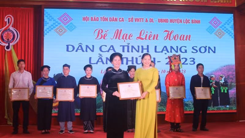 Đại diện Ban tổ chức trao các giải Nhất, Nhì, Ba, cho các đoàn nghệ thuật tham gia liên hoan.