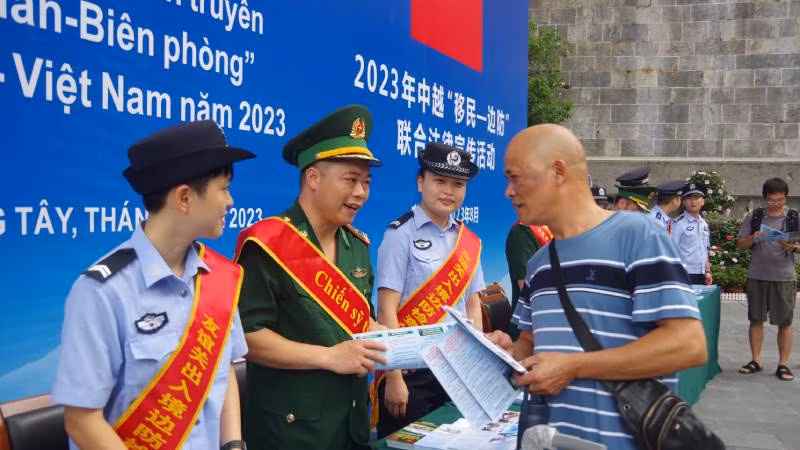 Cán bộ đồn biên phòng Tân Thanh (Việt Nam) và Phân trạm kiểm tra biên phòng xuất, nhập cảnh Pò Chài (Trung Quốc), phối hợp phát tờ rơi tuyên truyền pháp luật bằng hai thứ tiếng Việt Nam và Trung Quốc cho người dân qua lại cửa khẩu. Cán bộ đồn biên phòng Tân Thanh (Việt Nam) và Phân trạm kiểm tra biên phòng xuất, nhập cảnh Pò Chài (Trung Quốc), phối hợp phát tờ rơi tuyên truyền pháp luật bằng hai thứ tiếng Việt Nam và Trung Quốc cho người dân qua lại cửa khẩu.
