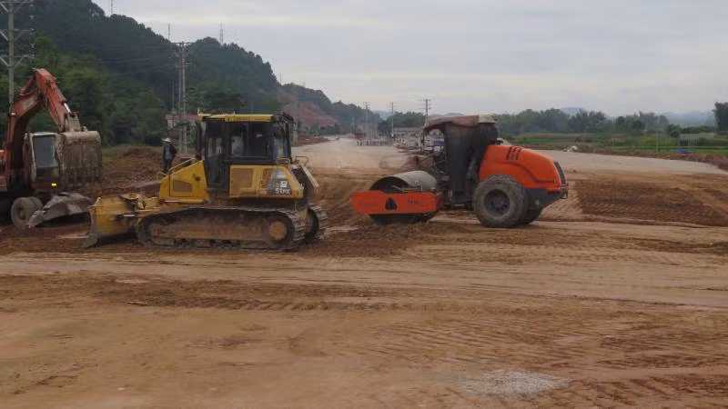 Các nhà thầu tập trung phương tiện cơ giới thi công dự án nâng cấp quốc lộ 4B. Các nhà thầu tập trung phương tiện cơ giới thi công dự án nâng cấp quốc lộ 4B.
