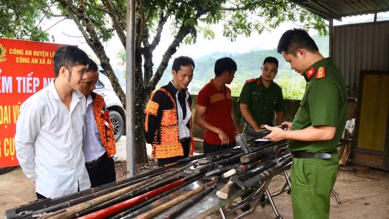 Công an huyện Lộc Bình (Lạng Sơn) vận động bà con xã Ái Quốc giao nộp công cụ, vũ khí thô sơ cho lực lượng công an.