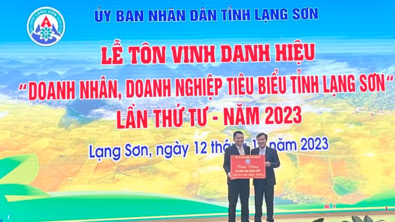 Đại diện lãnh đạo Ủy ban Mặt trận tổ quốc tỉnh tiếp nhận kinh phí do các doanh nghiệp, doanh nhân tặng xây dựng Nhà đại đoàn kết. Đại diện lãnh đạo Ủy ban Mặt trận tổ quốc tỉnh tiếp nhận kinh phí do các doanh nghiệp, doanh nhân tặng xây dựng Nhà đại đoàn kết.