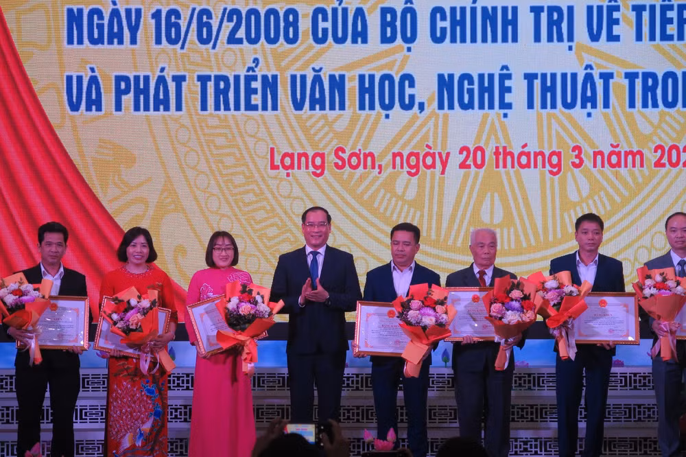 Đại diện lãnh đạo Ủy ban nhân dân tỉnh Lạng Sơn tặng bằng khen của Ủy ban nhân dân tỉnh cho các cá nhân có thành tích xuất sắc thực hiện Nghị quyết số 23-NQ/TW của Bộ Chính trị. 