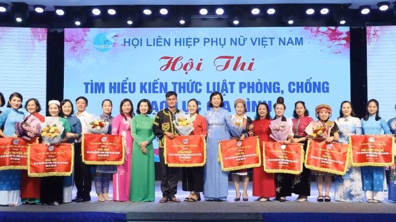 Lãnh đạo Hội Liên hiệp phụ nữ Việt Nam tặng giải Nhất, Nhì, Ba... cho các đội tham gia Hội thi. Lãnh đạo Hội Liên hiệp phụ nữ Việt Nam tặng giải Nhất, Nhì, Ba... cho các đội tham gia Hội thi.