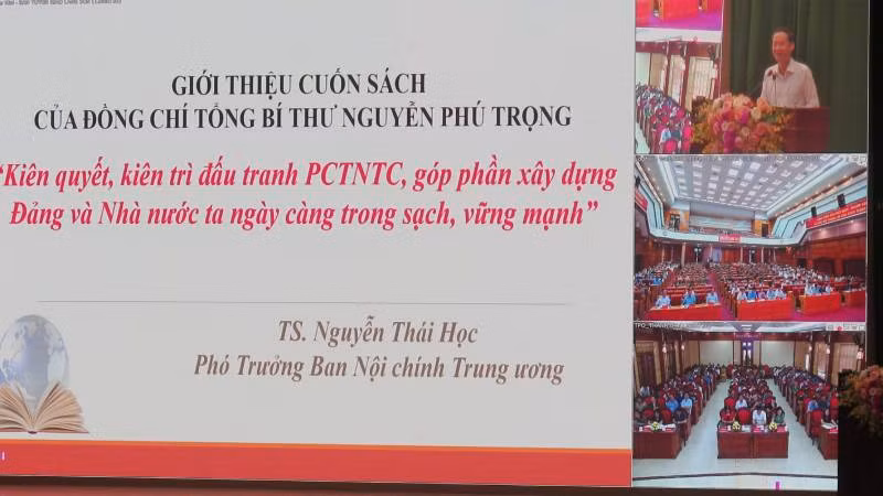 Báo cáo viên Ban Nội Chính Trung ương giới thiệu cuốn sách của đồng chí Tổng Bí thư Nguyễn Phú Trọng.