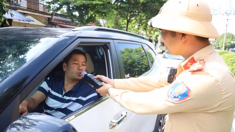 Lực lượng cảnh sát giao thông tỉnh Lạng Sơn thực hiện kiểm tra nồng độ cồn với tất cả các phương tiện lưu thông trên tuyến đường. Lực lượng cảnh sát giao thông tỉnh Lạng Sơn thực hiện kiểm tra nồng độ cồn với tất cả các phương tiện lưu thông trên tuyến đường.