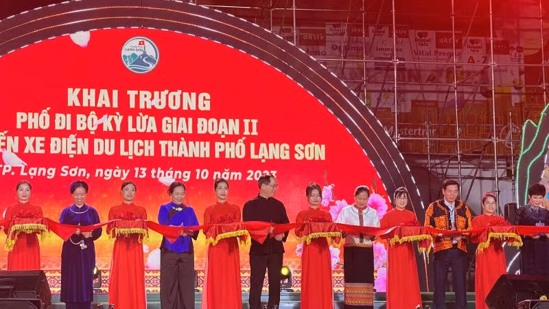 Đại diện lãnh đạo tỉnh và thành phố Lạng Sơn thực hiện nghi lễ cắt băng khai trương phố đi bộ Kỳ Lừa giai đoạn II và khai trương hoạt động tuyến xe điện du lịch thành phố Lạng Sơn.