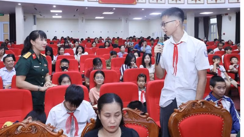 Hội hỗ trợ khắc phục hậu quả bom mìn Việt Nam tuyên truyền các biện pháp phòng tránh tai nạn bom mìn cho các em học sinh huyện Cao Lộc (Lạng Sơn).