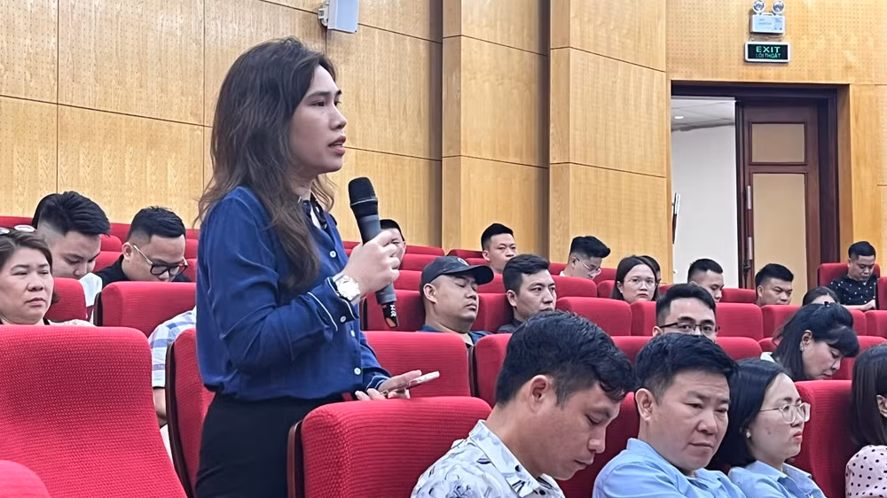 Đại diện các doanh nghiệp phát biểu ý kiến, kiến nghị, tháo gỡ khó khăn trong hoạt động xuất, nhập khẩu. Đại diện các doanh nghiệp phát biểu ý kiến, kiến nghị, tháo gỡ khó khăn trong hoạt động xuất, nhập khẩu.