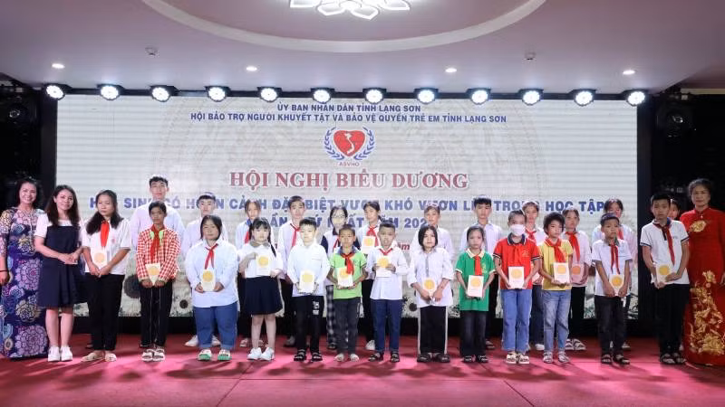 Hội Bảo trợ người khuyết tật và bảo vệ quyền trẻ em tỉnh Lạng Sơn tặng quà cho học sinh có hoàn cảnh khó khăn vươn lên trong học tập ở huyện Cao Lộc. Hội Bảo trợ người khuyết tật và bảo vệ quyền trẻ em tỉnh Lạng Sơn tặng quà cho học sinh có hoàn cảnh khó khăn vươn lên trong học tập ở huyện Cao Lộc.
