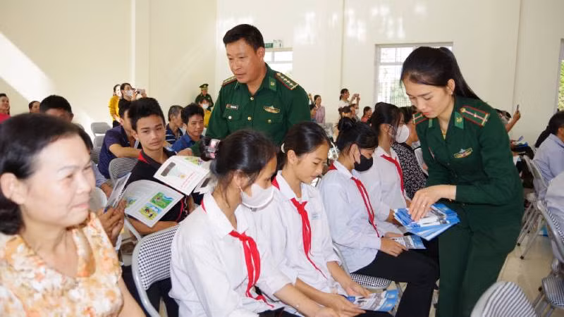 Cán bộ, chiến sĩ đồn biên phòng Chi Lăng (Lộc Bình) phát tờ rơi tuyên truyền pháp luật cho người dân và các em học sinh ở xã Tam Gia (Lộc Bình). Cán bộ, chiến sĩ đồn biên phòng Chi Lăng (Lộc Bình) phát tờ rơi tuyên truyền pháp luật cho người dân và các em học sinh ở xã Tam Gia (Lộc Bình).