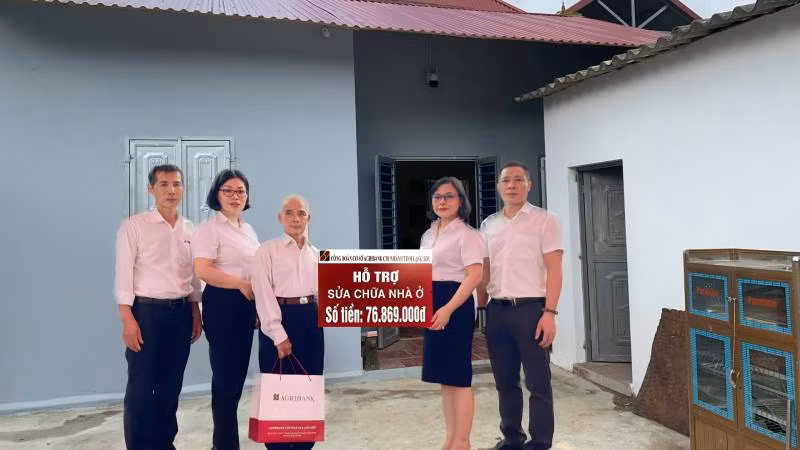 Lãnh đạo Agribank Chi nhánh Lạng Sơn, trao hỗ trợ kinh phí và bàn giao ngôi nhà "Mái ấm công đoàn" cho ông Hoàng Văn Thời.