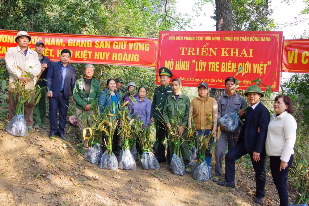 Đồn Biên phòng cửa khẩu quốc tế Hữu Nghị (huyện Cao Lộc) tặng cây tre Bát Độ cho người dân các thôn bản giáp biên.