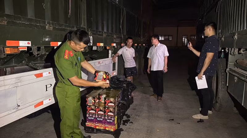 Công an thành phố Lạng Sơn, kiểm tra phát hiện đối tượng Trần Văn Điệp giấu pháo nổ, trong téc nước tự chế.