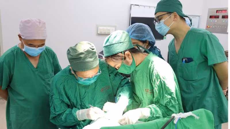 Các y bác sĩ tham gia phẫu thuật cho trẻ em bị khuyết tật bẩm sinh. Các y bác sĩ tham gia phẫu thuật cho trẻ em bị khuyết tật bẩm sinh.
