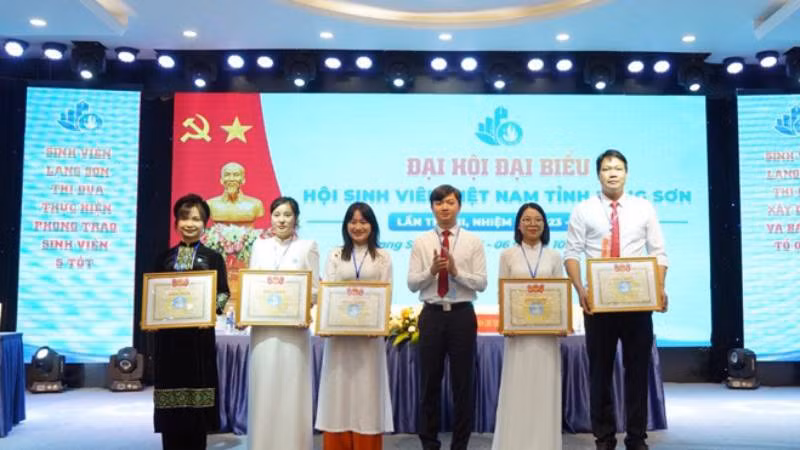 Lãnh đạo Trung ương Hội Sinh viên Việt Nam tặng bằng khen cho các tập thể, cá nhân có thành tích xuất sắc trong công tác Hội và phong trào sinh viên của tỉnh. Lãnh đạo Trung ương Hội Sinh viên Việt Nam tặng bằng khen cho các tập thể, cá nhân có thành tích xuất sắc trong công tác Hội và phong trào sinh viên của tỉnh.