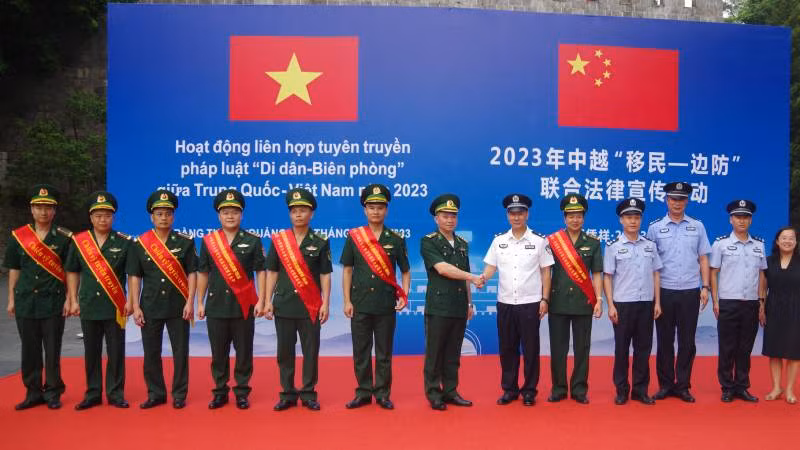 Cán bộ đồn biên phòng cửa khẩu quốc tế Hữu Nghị (Việt Nam) và Trạm kiểm tra biên phòng xuất, nhập cảnh Hữu Nghị Quan (Trung Quốc) cam kết cùng tuyên truyền pháp luật cho người dân qua lại cửa khẩu.