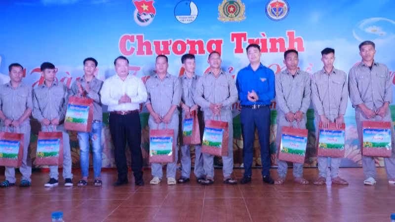 Các học viên tại cơ sở cai nghiện của tỉnh cải tạo tốt được nhận quà của Chương trình "Hành trình của niềm tin. Các học viên tại cơ sở cai nghiện của tỉnh cải tạo tốt được nhận quà của Chương trình "Hành trình của niềm tin.