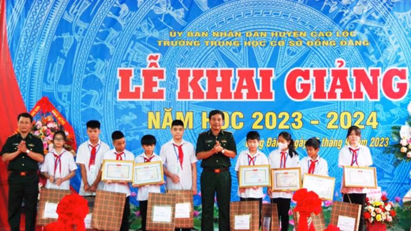 Lãnh đạo Bộ chỉ huy, Bộ đội Biên phòng tỉnh Lạng Sơn, trao quà và giấy khen cho các em học sinh Trường Trung học cơ sở Đồng Đăng (Cao Lộc).