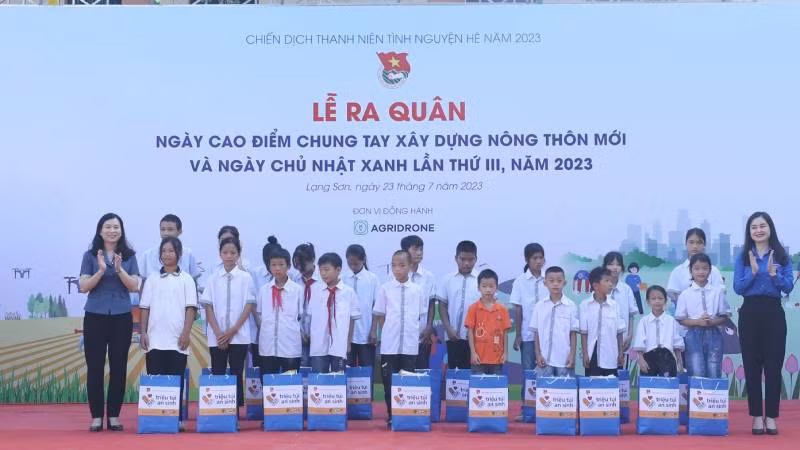 Trung ương Đoàn thanh niên tặng 20 suất quà cho học sinh có hoàn cảnh khó khăn tại xã Thượng Cường, Chi Lăng, (Lạng Sơn).