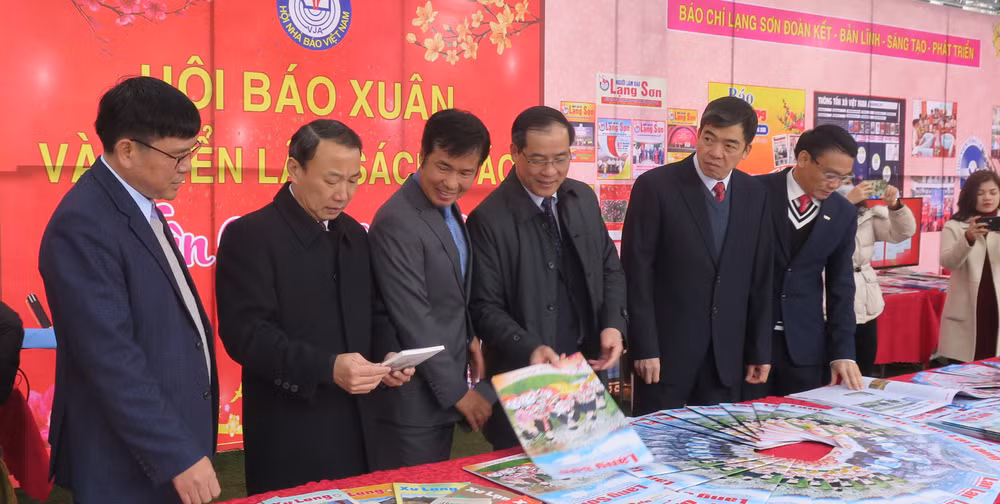 Các đại biểu tham quan gian trưng bày các ấn phẩm báo Xuân.