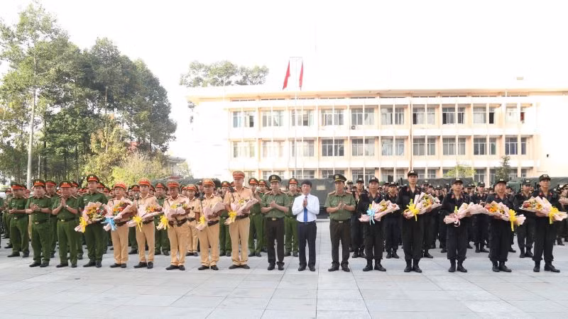 Toàn cảnh buổi lễ ra quân tấn công trấn áp tội phạm.