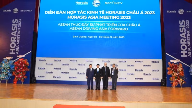 Lãnh đạo tỉnh Bình Dương và lãnh đạo Tổng Công ty Becamex IDC nhận danh hiệu Top 1 Cộng đồng Thông minh thế giới ICF 2023 từ đại diện Cộng đồng Thông minh thế giới ICF.