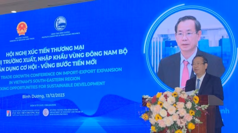 Phó Chủ tịch Ủy ban nhân dân tỉnh Bình Dương Nguyễn Văn Dành phát biểu ý kiến tại hội nghị. Phó Chủ tịch Ủy ban nhân dân tỉnh Bình Dương Nguyễn Văn Dành phát biểu ý kiến tại hội nghị.