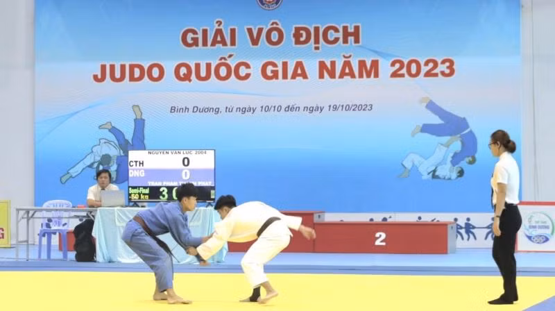Các vận động viên thi đấu sôi nổi ngay sau lễ khai mạc. Các vận động viên thi đấu sôi nổi ngay sau lễ khai mạc.