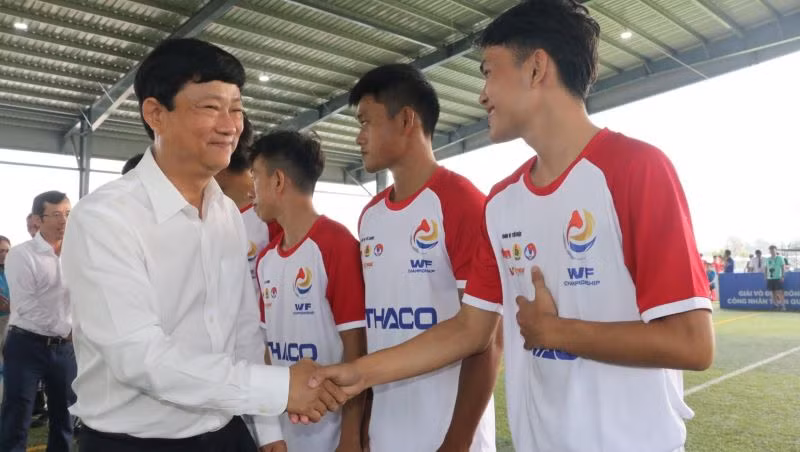 Chủ tịch Ủy ban nhân dân tỉnh Bình Dương Võ Văn Minh chúc mừng các đội bóng vào vòng chung kết. Chủ tịch Ủy ban nhân dân tỉnh Bình Dương Võ Văn Minh chúc mừng các đội bóng vào vòng chung kết.