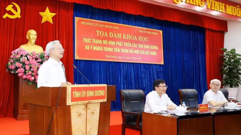 Giáo sư, Tiến sĩ Tạ Ngọc Tấn phát biểu ý kiến tại buổi tọa đàm.