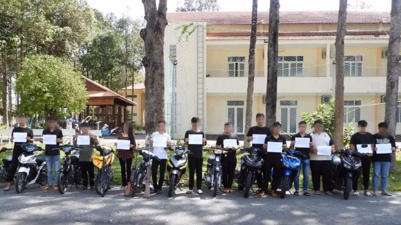 Các đối tượng có hành vi tụ tập thành đoàn, điều khiển xe mô-tô tốc độ cao gây mất trật tự.