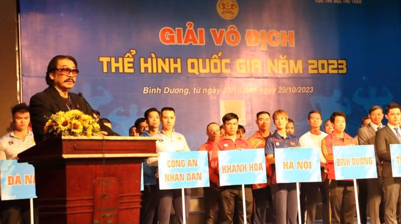 Phó Chủ tịch Thường trực Liên đoàn Cử tạ, Thể hình Việt Nam, Phó Trưởng Ban tổ chức giải Nguyễn Hồng Minh phát biểu khai mạc giải. Phó Chủ tịch Thường trực Liên đoàn Cử tạ, Thể hình Việt Nam, Phó Trưởng Ban tổ chức giải Nguyễn Hồng Minh phát biểu khai mạc giải.