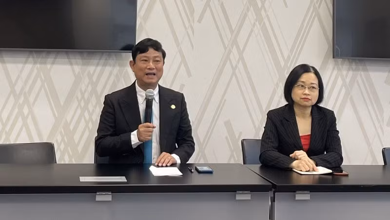 Chủ tịch UBND tỉnh Bình Dương Võ Văn Minh trao đổi thông tin với các doanh nghiệp tại hội thảo.