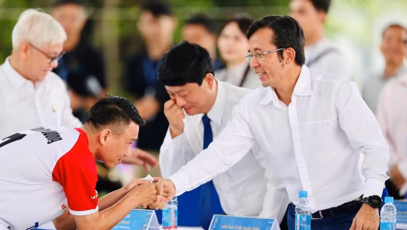 Đại diện Ban tổ chức động viên cầu thủ. Đại diện Ban tổ chức động viên cầu thủ.