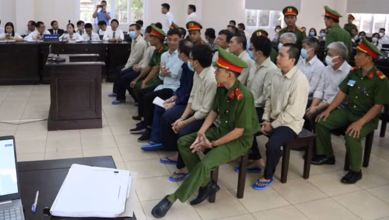Các bị cáo và người có nghĩa vụ và quyền lợi liên quan tại phiên tòa.