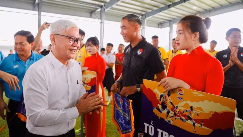 Bí thư Tỉnh ủy Bình Dương Nguyễn Văn Lợi trao cờ và động viên tổ trọng tài. Bí thư Tỉnh ủy Bình Dương Nguyễn Văn Lợi trao cờ và động viên tổ trọng tài.