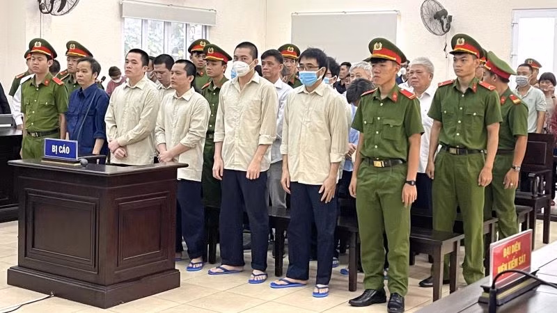 Các bị cáo tại tòa nghe tuyên án.