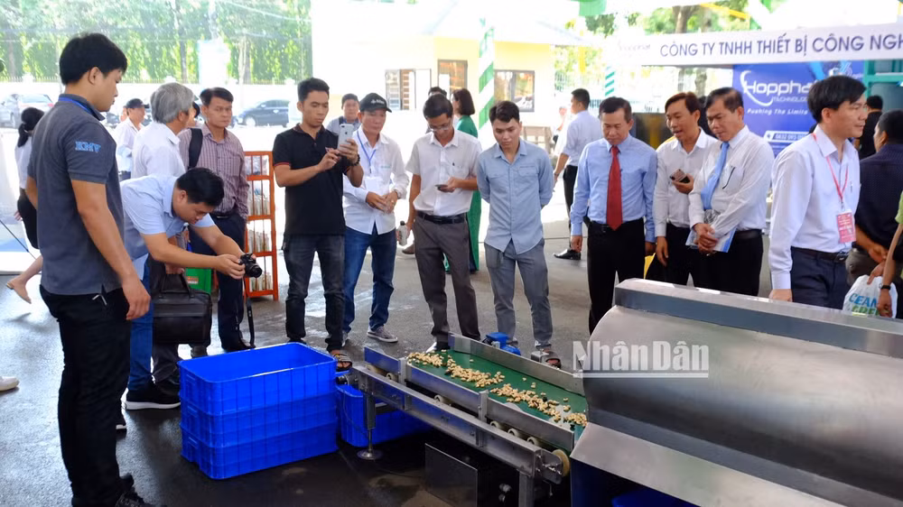 Nhiều thiết bị chế biến hạt điều triển lãm bên lề hội thảo.