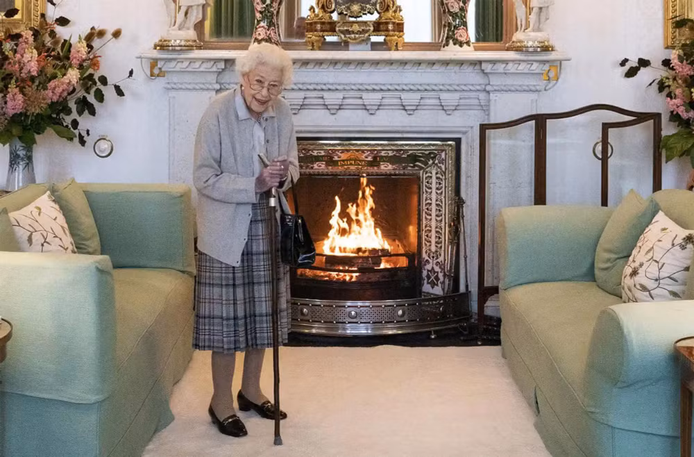 Nữ hoàng trước lúc tiếp tân Thủ tướng Anh Liz Truss tại Lâu đài Balmoral ở Scotland, ngày 6/9. Đây cũng là nơi bà trút hơi thở cuối cùng vào ngày 8/9. (Ảnh: AP) Nữ hoàng trước lúc tiếp tân Thủ tướng Anh Liz Truss tại Lâu đài Balmoral ở Scotland, ngày 6/9. Đây cũng là nơi bà trút hơi thở cuối cùng vào ngày 8/9. (Ảnh: AP)